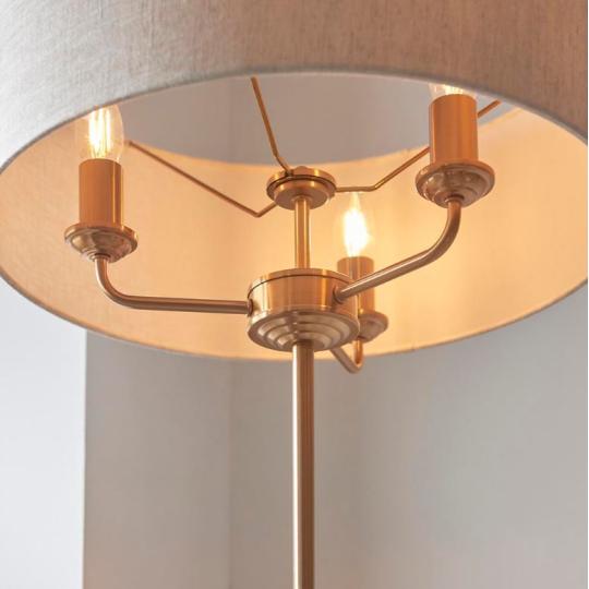 klasicka elegantna mediteranna stojanova lampa svetla trojziarovkova citacia lampa zlata medena okruhla tienidla country vintage obyvacia izba osvetlenie.jpg